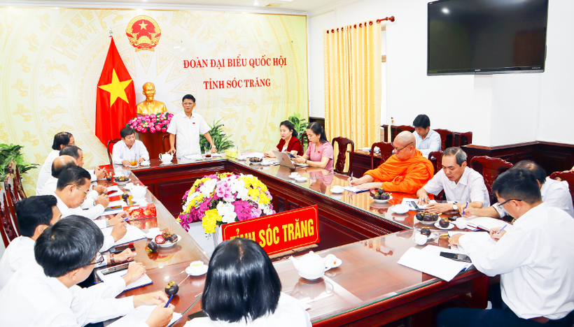 Đoàn Đại biểu Quốc hội tỉnh Sóc Trăng đề nghị Công ty Điện lực Sóc Trăng quan tâm đến an sinh xã hội, đẩy mạnh công tác tuyên truyền sử dụng điện an toàn, tiết kiệm và hiệu quả.