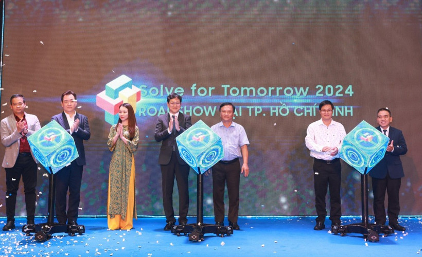 Các đại biểu thực hiện nghi thức khởi động cuộc thi Solve for Tomorrow 2024.