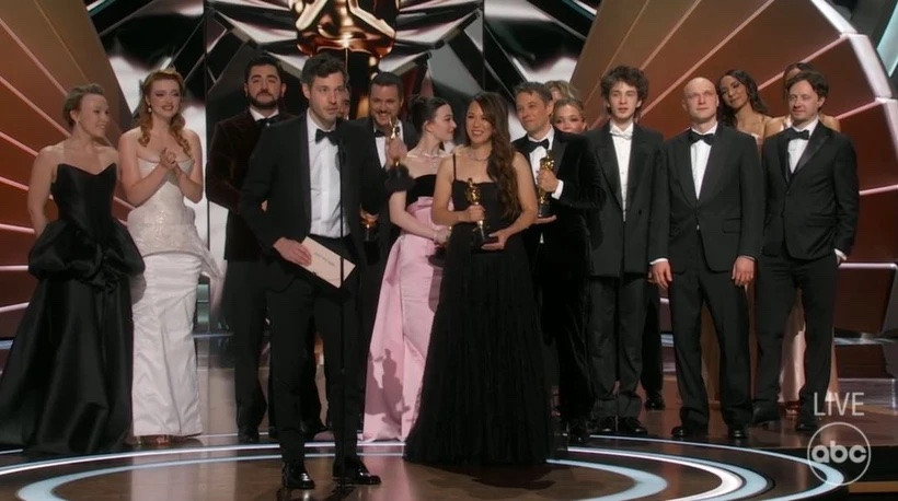 Êkíp phim "Anora" lên nhận giải. (Nguồn: ABC/TTXVN)