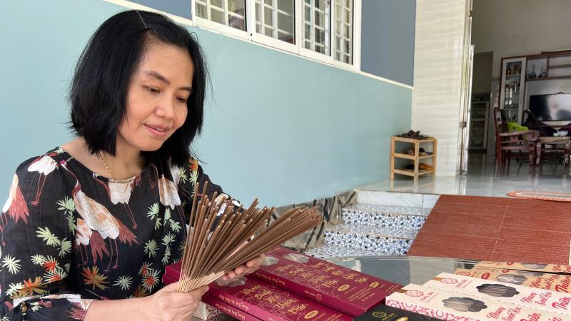 Cô giáo Ngô Song Đào với sản phẩm nhang sinh học thân thiện môi trường của mình.