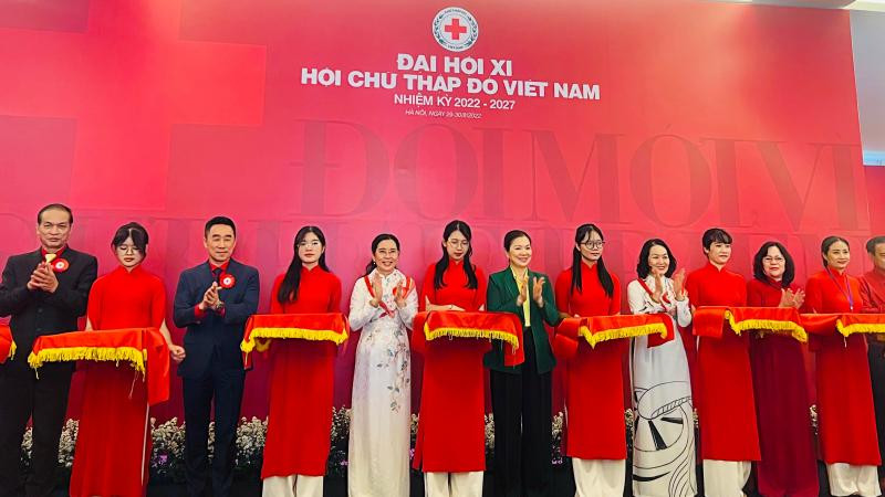 Các đại biểu cắt băng khai mạc triển lãm.