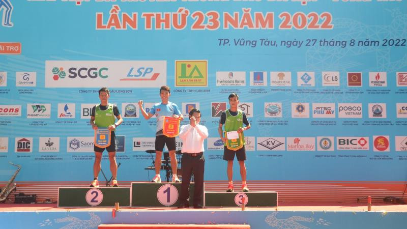 Trao giải Nhất, Nhì, Ba cho các vận động viên nam hệ đội tuyển.