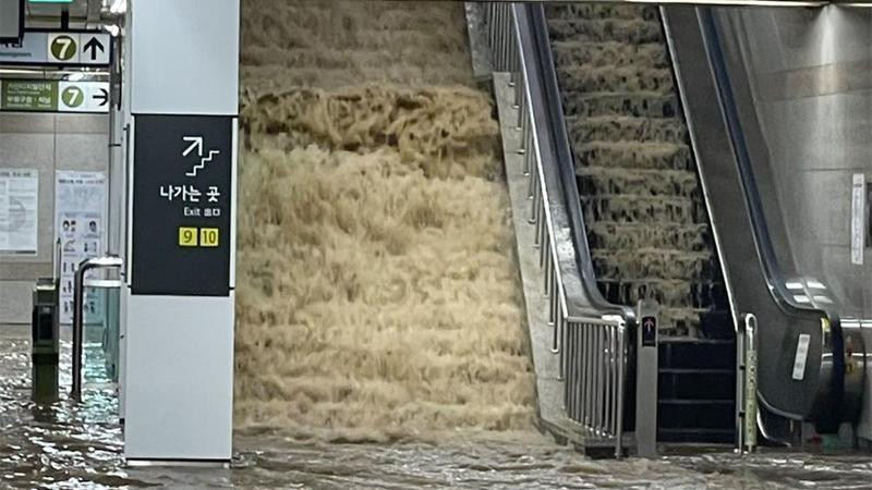 Nước mưa tràn vào ga tàu điện ngầm Isu ở phía nam Seoul. (Ảnh: Yonhap)