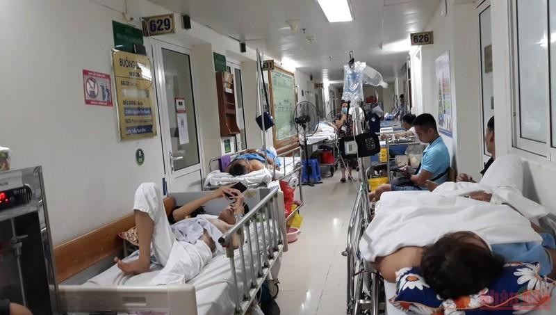 Việc thiếu thuốc, trang thiết bị y tế khiến ngay cả các bác sĩ cũng gặp khó. (Ảnh: THIÊN LAM)