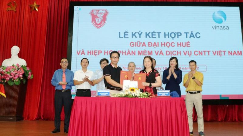 Đại học Huế và VINASA cam kết thúc đẩy kết nối, hợp tác trong đổi mới sáng tạo giữa nhà trường và doanh nghiệp.