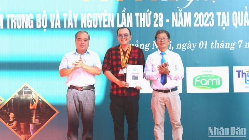 Trao Huy chương Vàng cho tác phẩm bộ ảnh “Đà Nẵng thành phố của những cây cầu” của tác giả Lê Quang Thiện (Đà Nẵng).