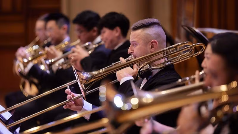 Dàn nhạc Giao hưởng Mặt trời trình diễn trong chương trình To Love & To Honor. 