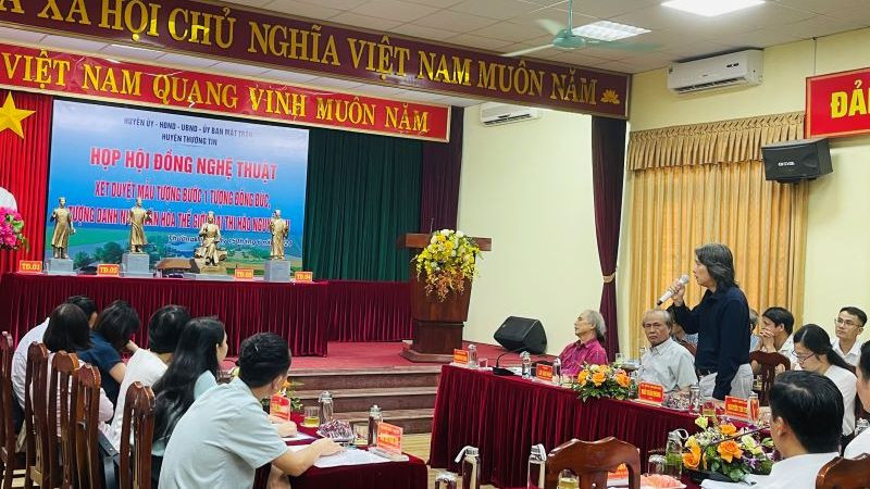 Phó Cục trưởng Cục Mỹ thuật, Nhiếp ảnh và Triển lãm (Bộ Văn hóa, Thể thao và Du lịch) Ngô Tuấn Phong góp ý các phác thảo tượng Nguyễn Du dự kiến đặt tại vườn hoa tại thị trấn Thường Tín. (Ảnh: Việt Hoàng)