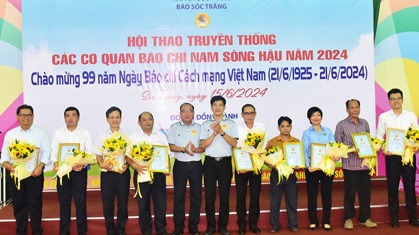 Ban tổ chức trao hoa tri ân cho các nhà tài trợ Hội thao.