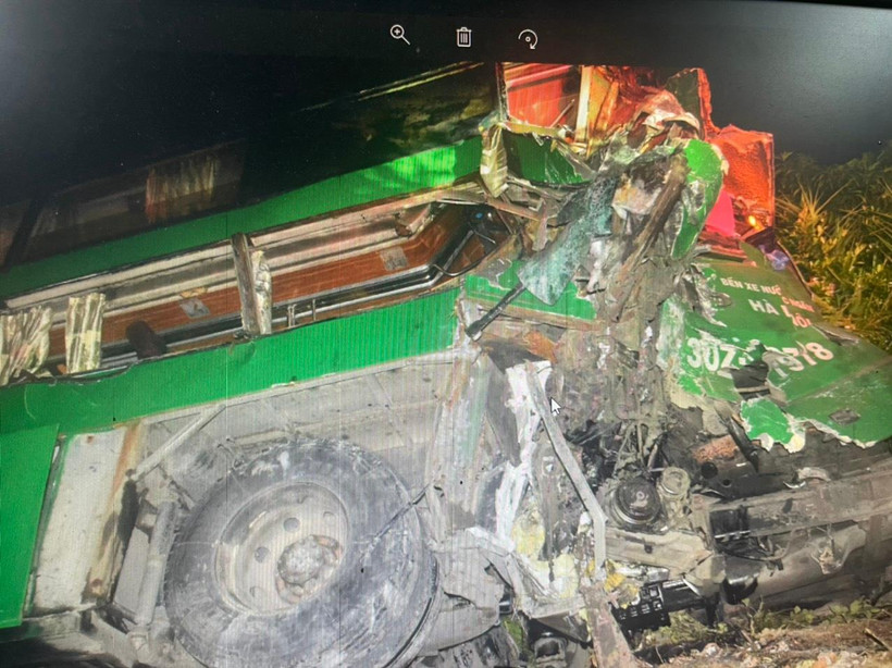 Xe khách Mai Linh bị biến dạng sau vụ tai nạn. (Ảnh: Ủy ban An toàn giao thông quốc gia cung cấp)