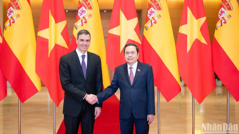 Chủ tịch Quốc hội Trần Thanh Mẫn và Thủ tướng Tây Ban Nha Pedro Sanchez. (Ảnh: Duy Linh)