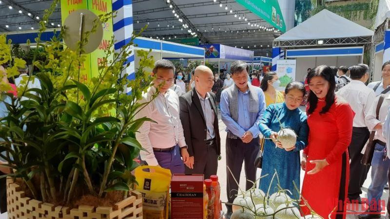 Các đại biểu tham quan hội chợ, triển lãm sản phẩm nông nghiệp tiêu biểu.
