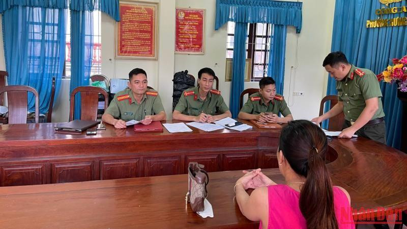 Công an Nghệ An làm việc với đối tượng đăng tải thông tin sai sự thật. (Ảnh: Công an cung cấp).