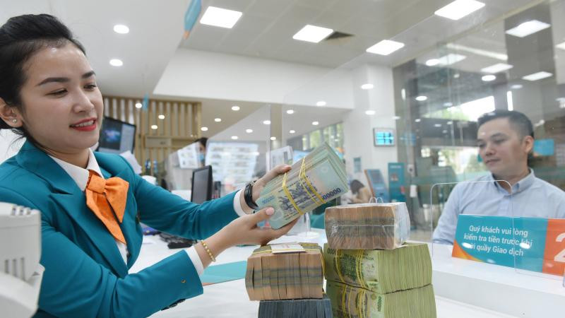ABBANK giao dịch khách hàng. 