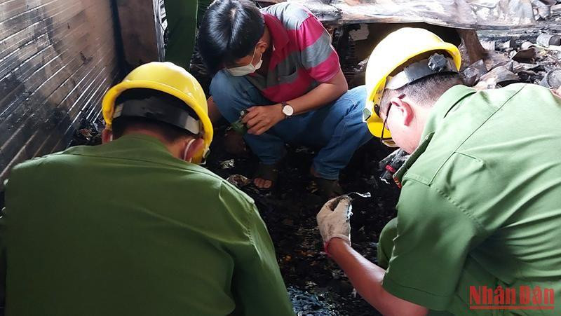 Ngành chức năng khám nghiệm hiện trường vụ hỏa hoạn.