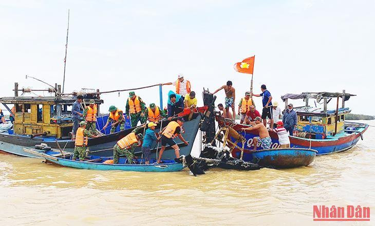 Lực lượng chức năng trục vớt ca-nô bị cháy và chìm tại bến Cửa Đại.