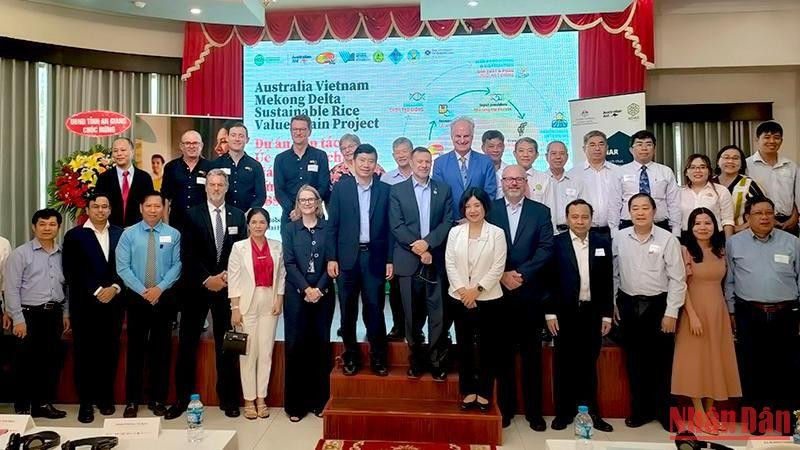Các đại biểu cùng chụp ảnh lưu niệm.