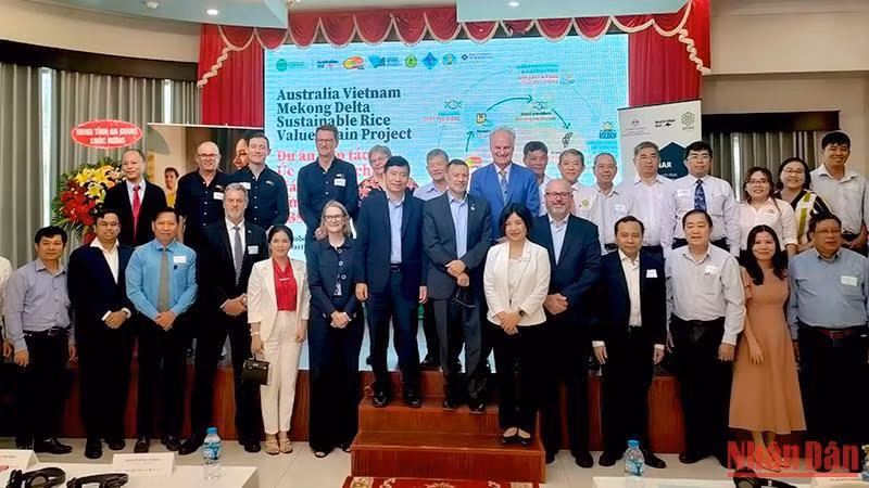 Các đại biểu cùng chụp ảnh lưu niệm.