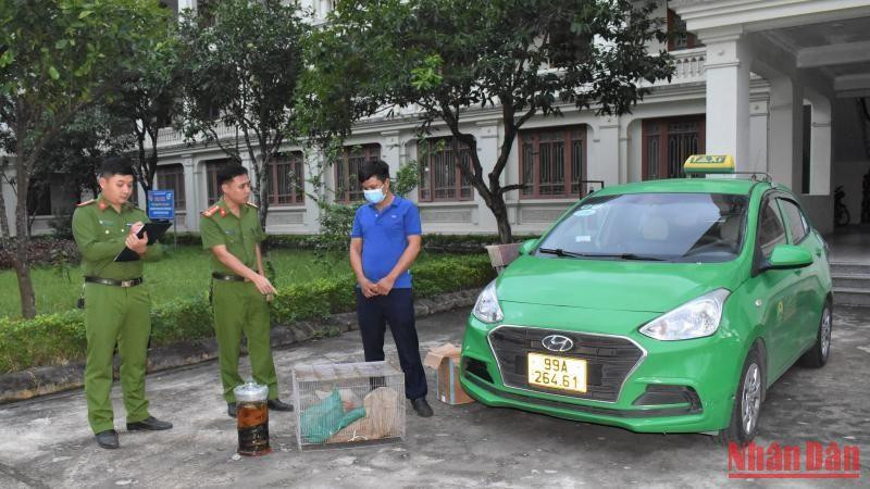 Công an Tam Điệp (Ninh Bình) kiểm tra tang vật.