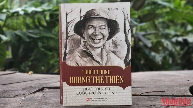 Bìa tác phẩm “Thiếu tướng Hoàng Thế Thiện - Người đi suốt cuộc trường chinh”.