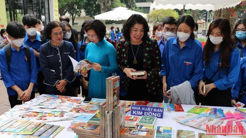 Hoạt động trưng bày, giới thiệu sách tại Thư viện Hà Nội. 