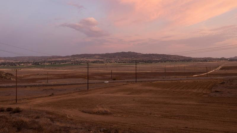 Hạn hán xảy ra tại hồ Perris, gần Riverside, California, Mỹ, ngày 25/7/2022. (Ảnh: REUTERS)