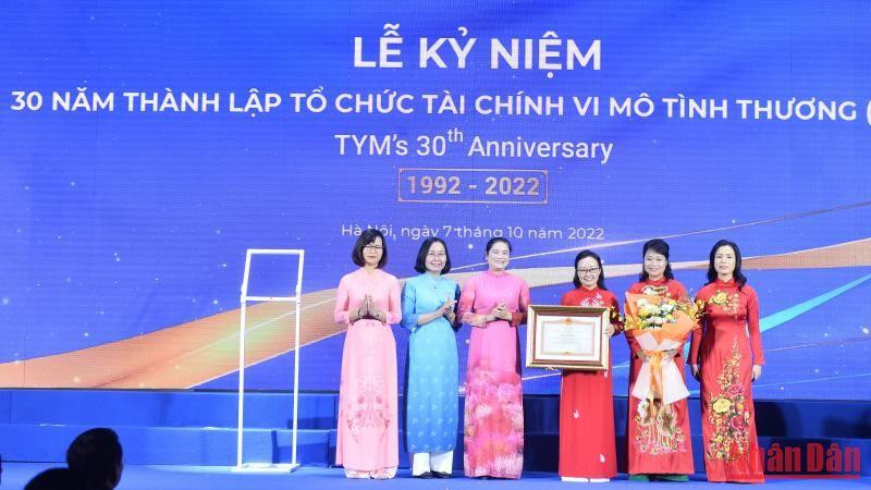 Tổ chức Tài chính vi mô Tình Thương nhận Bằng khen của Thủ tướng Chính phủ.