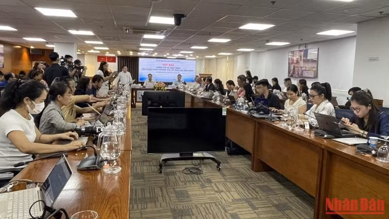 Quang cảnh buổi họp báo. 