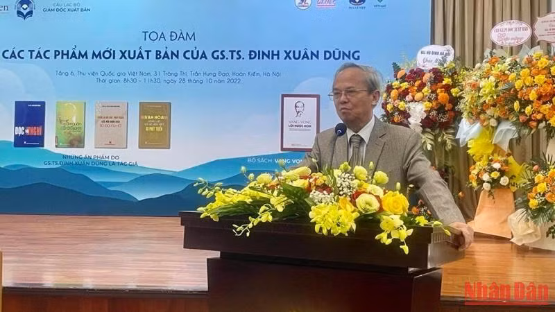 Giáo sư, Tiến sĩ, Đại tá Đinh Xuân Dũng chia sẻ tại buổi tọa đàm.
