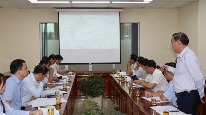 Đại diện chủ đầu tư Dự án Xa lộ nước Long Thành trình bày hướng tuyến.