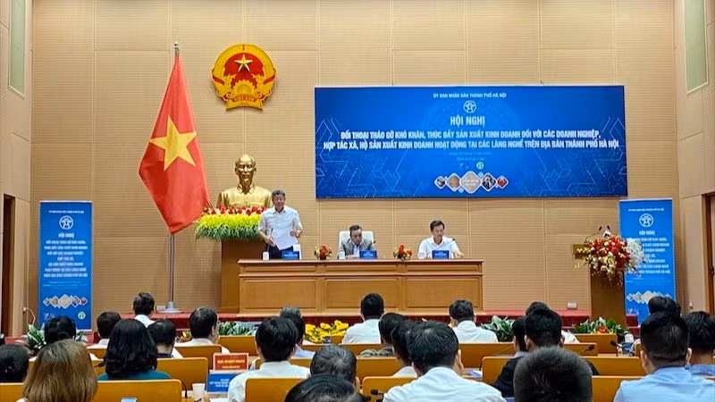 Lãnh đạo thành phố Hà Nội trực tiếp đối thoại, trả lời kiến nghị của doanh nghiệp, hộ sản xuất kinh doanh tại các làng nghề.