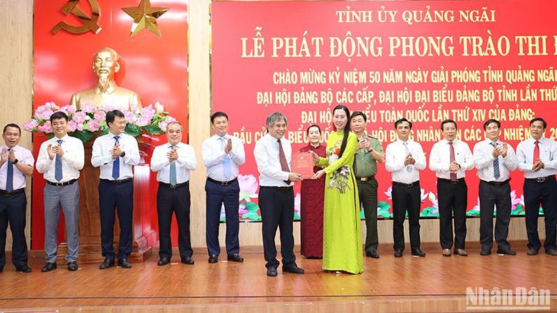 Bí thư Tỉnh ủy Quảng Ngãi Bùi Thị Quỳnh Vân trao sổ vàng ký kết thi đua cho Trưởng Ban Tổ chức Tỉnh ủy Quảng Ngãi Lữ Ngọc Bình.