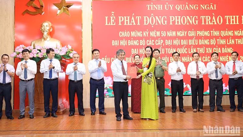 Bí thư Tỉnh ủy Quảng Ngãi Bùi Thị Quỳnh Vân trao sổ vàng ký kết thi đua cho Trưởng Ban Tổ chức Tỉnh ủy Quảng Ngãi Lữ Ngọc Bình.