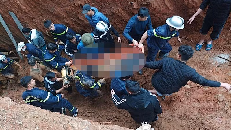 Lực lượng cứu hộ đưa thi thể các nạn nhân lên mặt đất.