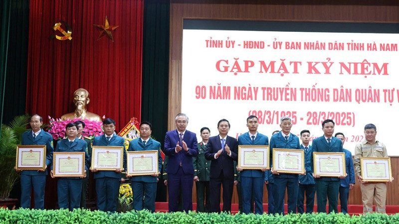 Các đồng chí lãnh đạo tỉnh trao tặng Bằng khen của Chủ tịch Ủy ban nhân dân tỉnh cho các tập thể, cá nhân có thành tích xuất sắc trong công tác dân quân tự vệ.