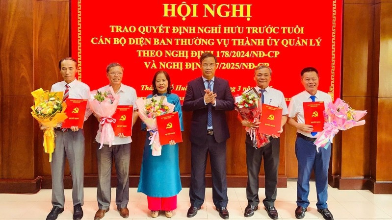 Phó Bí thư Thường trực Thành ủy Phạm Đức Tiến (thứ 3 bên phải) trao quyết định cho 5 đồng chí nghỉ hưu trước tuổi theo Nghị định 178.