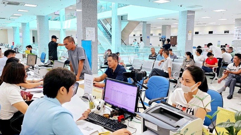 Công dân đến làm việc tại Trung tâm Phục vụ hành chính công tỉnh Quảng Ninh. (Ảnh QUANG THỌ)
