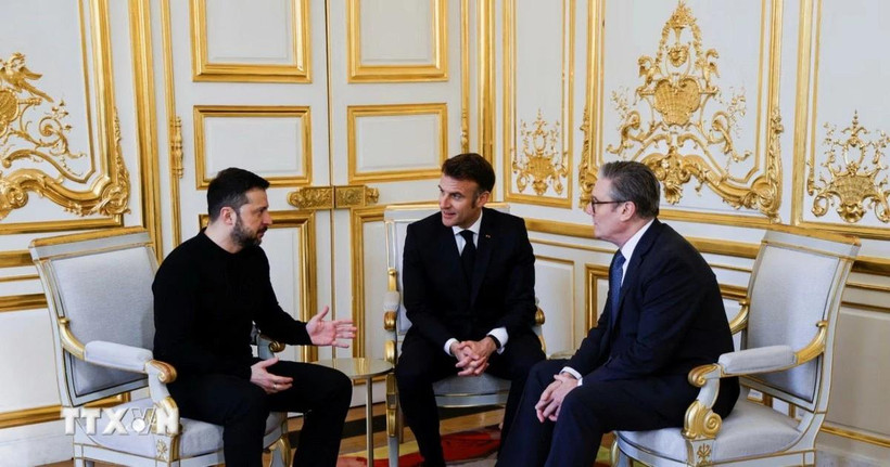 (Từ trái sang) Tổng thống Ukraine Volodymyr Zelensky, Tổng thống Pháp Emmanuel Macron và Thủ tướng Anh Keir Starmer trong cuộc gặp bên lề hội nghị thượng đỉnh “Liên minh tự nguyện" ở Paris (Pháp) ngày 27/3. (Ảnh: REUTERS/TTXVN)