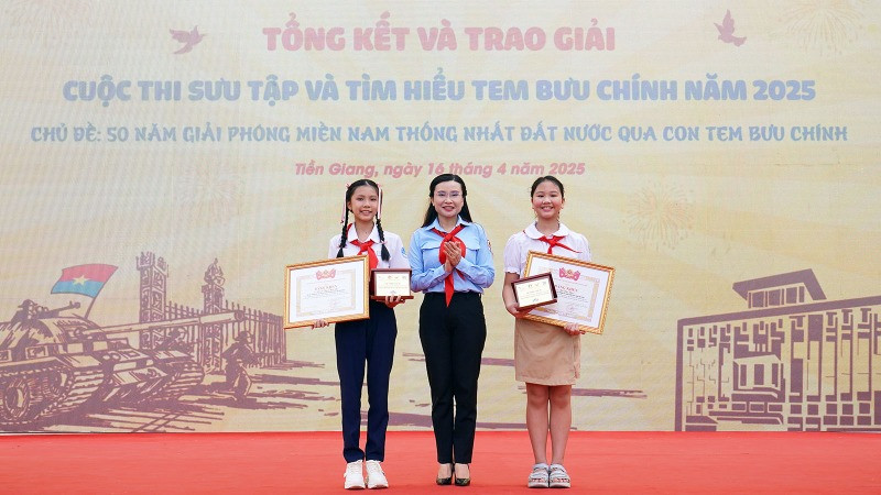 Bí thư Trung ương Đoàn, Chủ tịch Hội đồng Đội Trung ương Nguyễn Phạm Duy Trang (ở giữa) trao giải đặc biệt tặng các thí sinh ở 2 khối thi tiểu học và trung học cơ sở. 