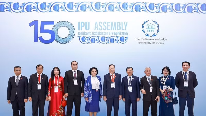 Chủ tịch Quốc hội Trần Thanh Mẫn và các đại biểu chụp ảnh chung tại Lễ khai mạc Đại hội đồng lần thứ 150 của Liên minh Nghị viện thế giới. (Ảnh: DOÃN TẤN/TTXVN) 