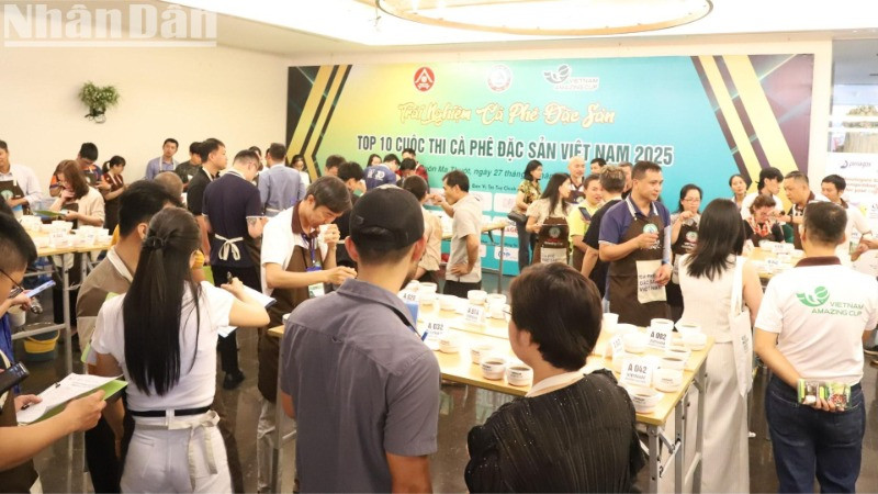 Đông đảo những người yêu thích cà-phê đặc sản tham gia trải nghiệm và thưởng thức Top 10 cà-phê đặc sản Việt Nam năm 2025.