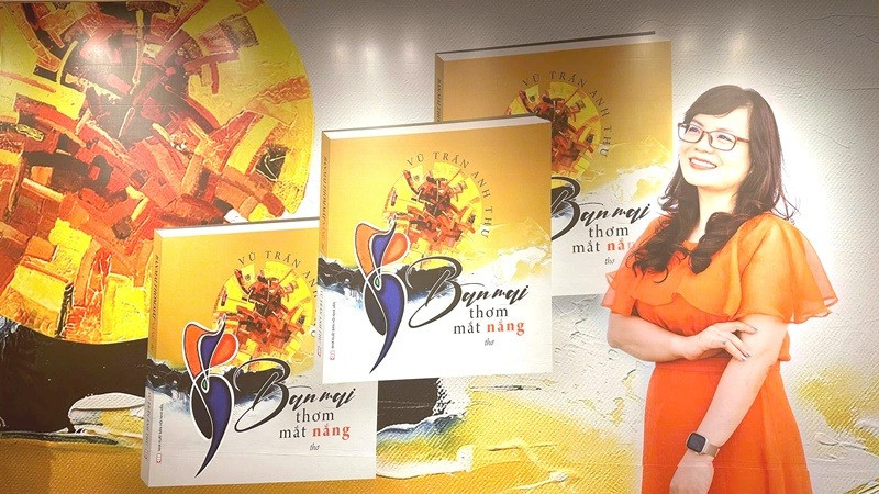 Tập thơ “Ban mai thơm mắt nắng” của Vũ Trần Anh Thư được tổ chức ra mắt vào ngày 23/3/2025, tại Hà Nội. (Ảnh: KIM THOA)