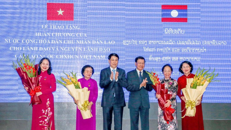 Chủ tịch nước Lương Cường và Tổng Bí thư, Chủ tịch nước Lào Thongloun Sisoulith tặng hoa chúc mừng các đồng chí được nhận Huân chương Tự do hạng Nhất.