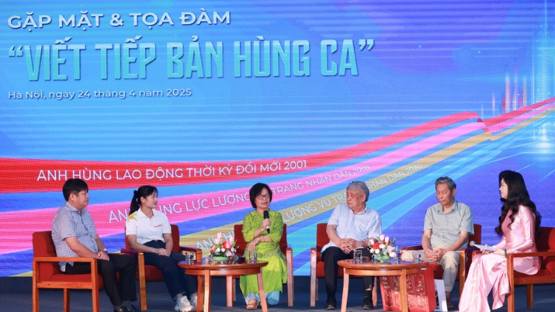 Các đại biểu chia sẻ tại buổi Tọa đàm "Viết tiếp bản hùng ca". (Ảnh: Hoài Nam/Vietnam+)
