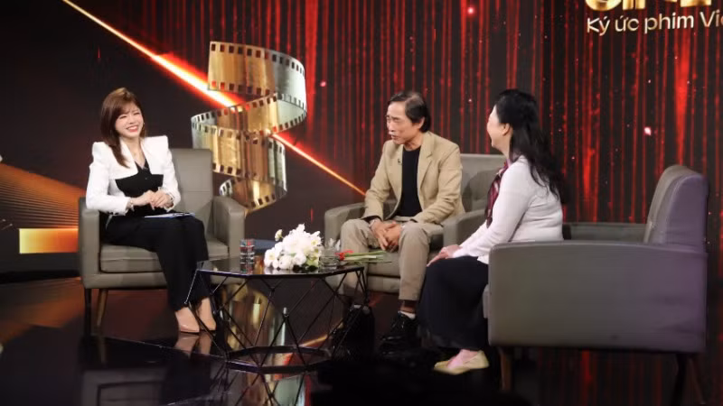 Nghệ sĩ nhân dân Như Quỳnh và Nghệ sĩ Viết Liên chia sẻ trong chương trình. 