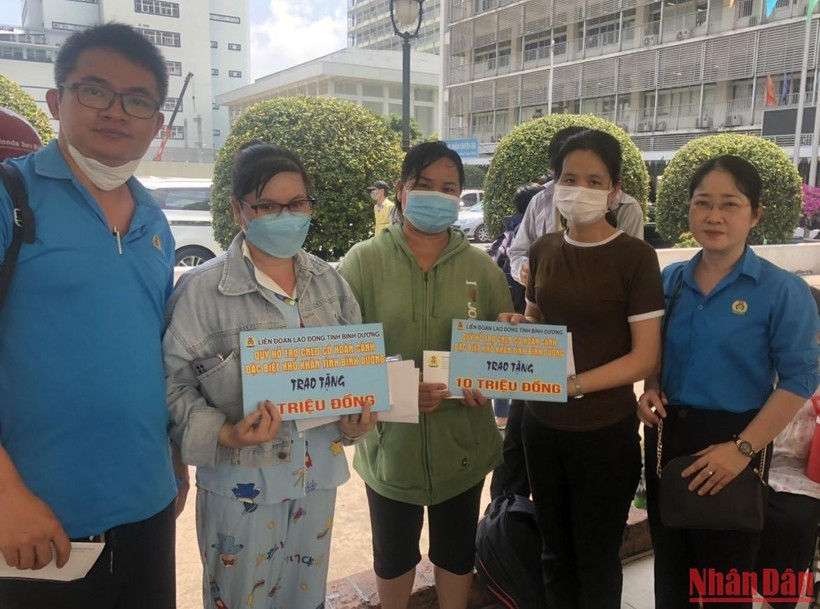 Lãnh đạo Liên đoàn Lao động tỉnh Bình Dương trao quà cho đại diện gia đình các nạn nhân.