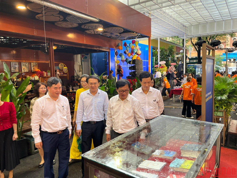 Các đại biểu tham quan trưng bày tại buổi khai mạc.