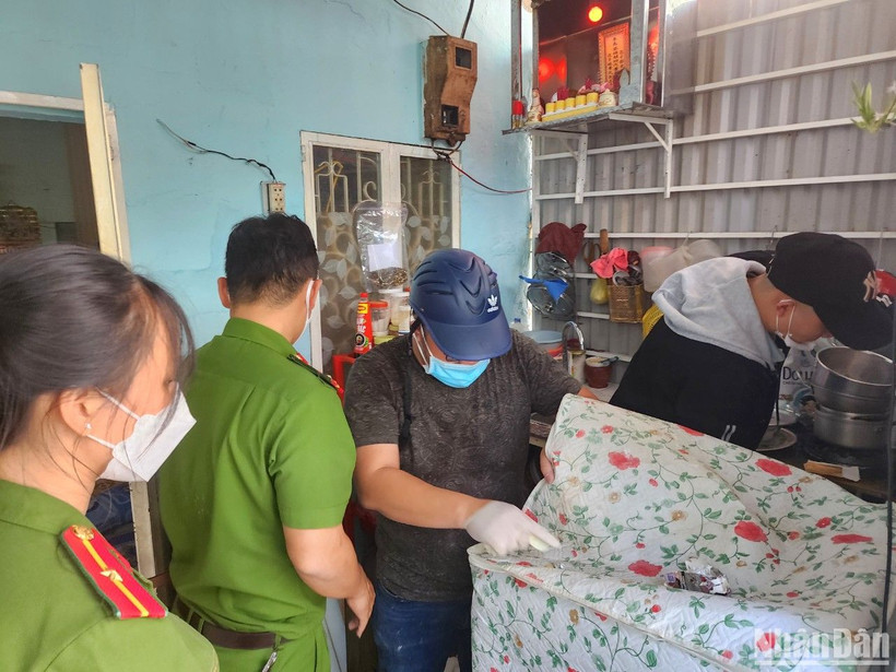 Lực lượng chức năng khám xét nơi ở của các đối tượng. (Ảnh Công an cung cấp)