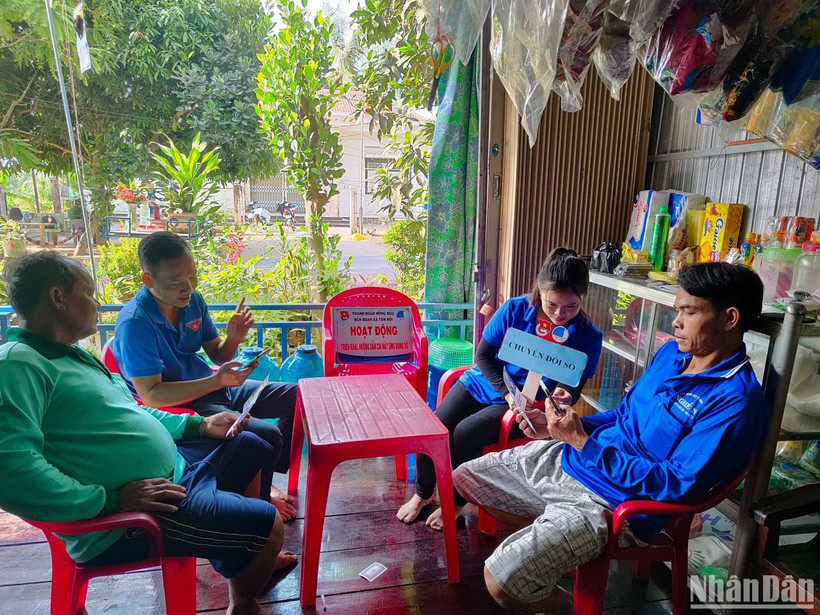 Đoàn viên xã Tân Hội, thành phố biên giới Hồng Ngự, Đồng Tháp, triển khai, hướng dẫn cài đặt ứng dụng chuyển đổi số.
