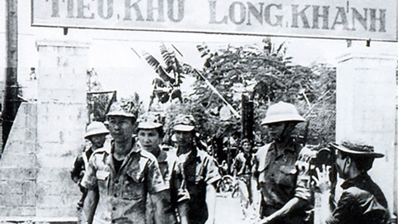 Tiếp quản Tiểu khu Long Khánh. (Ảnh: TTXVN)